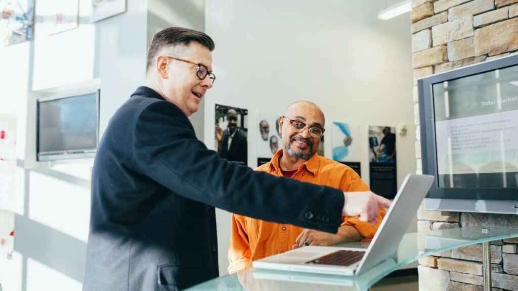 O papel do gerente de marketing de produto e como ele contribui para o sucesso de uma empresa O papel do gerente de marketing de produto e como ele contribui para o sucesso de uma empresa