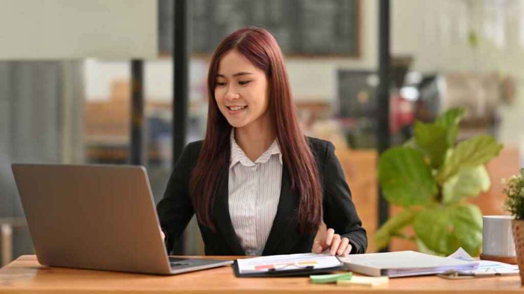 O papel fundamental do auxiliar administrativo nas organizações modernas O papel fundamental do auxiliar administrativo nas organizações modernas